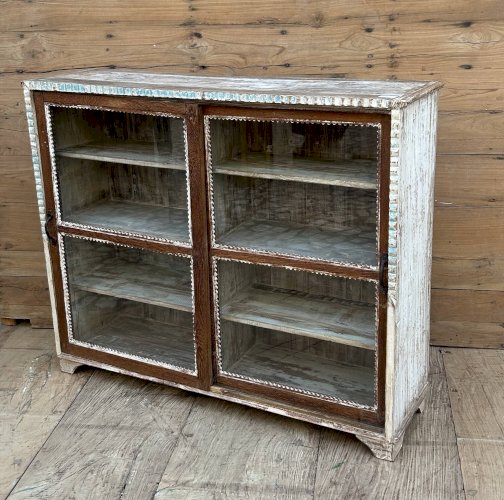 Vitrine en teck birman avec portes coulissantes