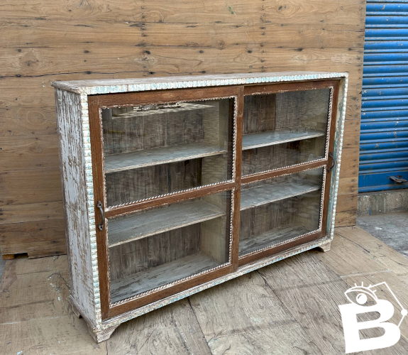 Vitrine en teck birman avec portes coulissantes