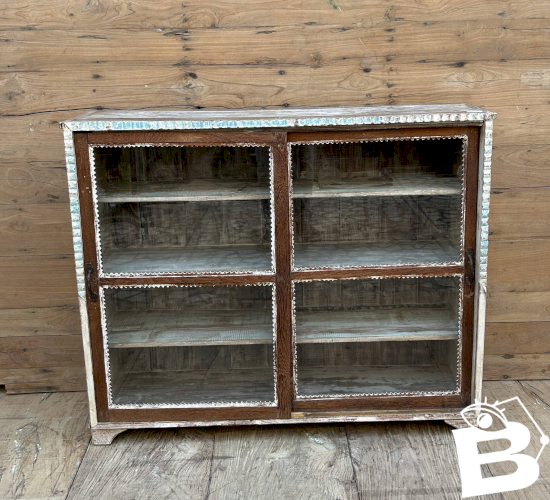 Vitrine en teck birman avec portes coulissantes