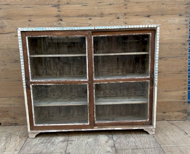 Vitrine en teck birman avec portes coulissantes