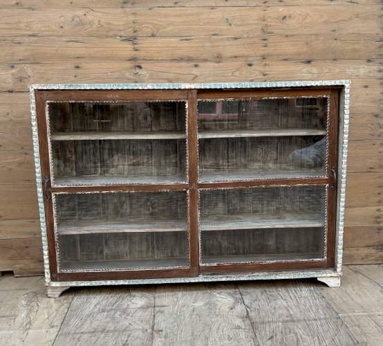 Vitrine en teck birman avec portes coulissantes