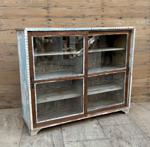 Vitrine en teck birman avec portes coulissantes