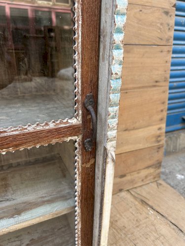 Vitrine en teck birman avec portes coulissantes