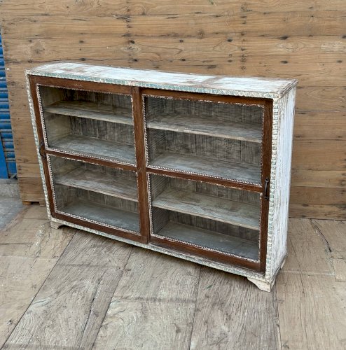 Vitrine en teck birman avec portes coulissantes