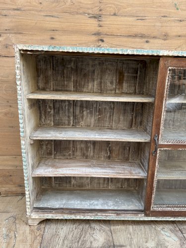 Vitrine en teck birman avec portes coulissantes