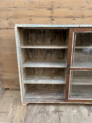 Vitrine en teck birman avec portes coulissantes