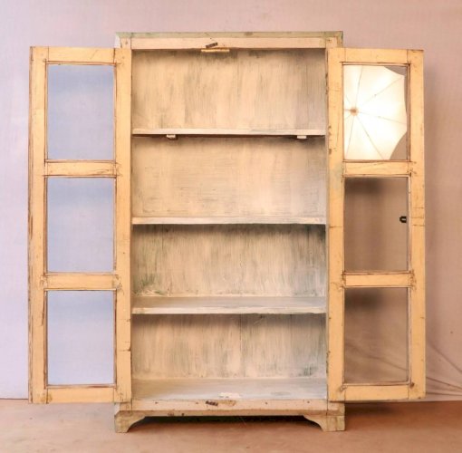 Vitrine en teck birman patine blanche-verte