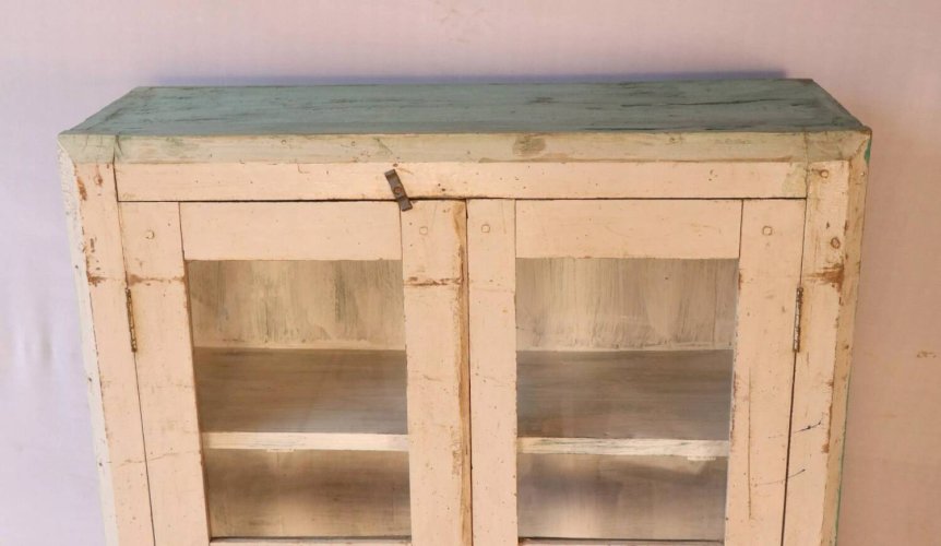 Vitrine en teck birman patine blanche-verte