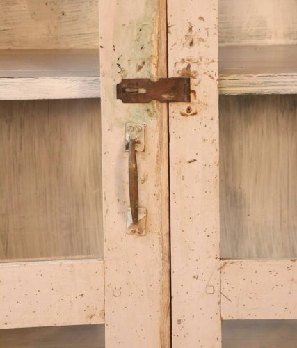 Vitrine en teck birman patine blanche-verte