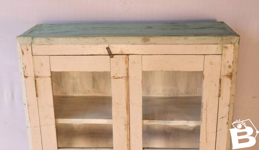 Vitrine en teck birman patine blanche-verte