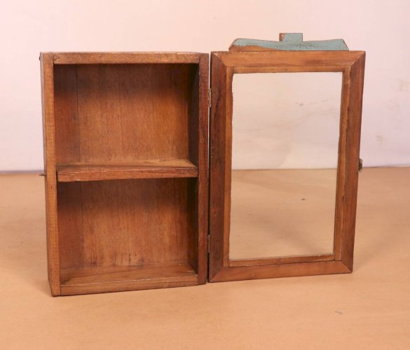 Vitrine en teck birman polychromée d’origine