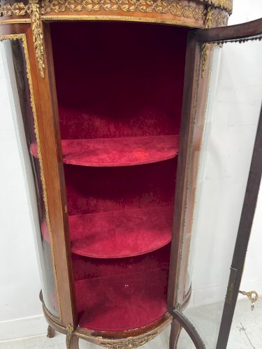 Vitrine Galbée de style Napoléon III en Acajou et Placage XX siècle