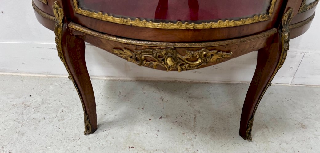 Vitrine Galbée de style Napoléon III en Acajou et Placage XX siècle