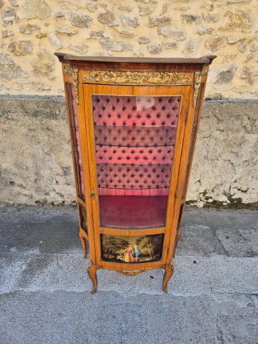 VITRINE LOUIS XV GALBEE AVEC SCENE ROMANTIQUE