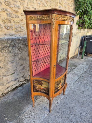 VITRINE LOUIS XV GALBEE AVEC SCENE ROMANTIQUE