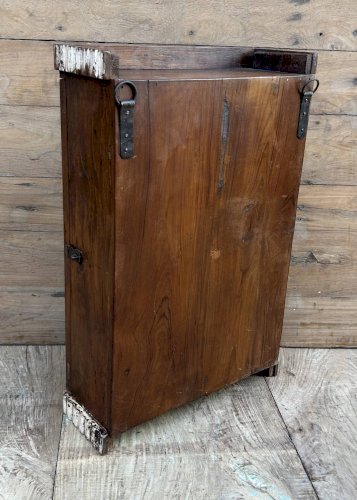 Vitrine murale art déco en teck birman avec patine dorigine