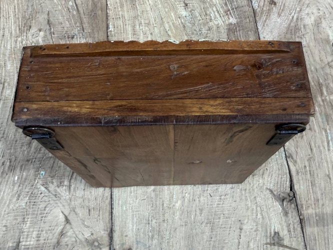 Vitrine murale art déco en teck birman avec patine dorigine