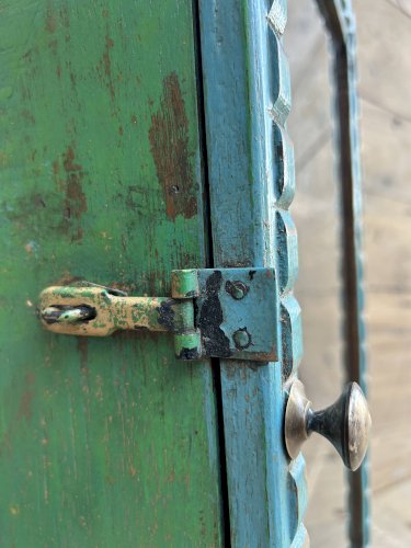 Vitrine murale art déco en teck birman avec patine dorigine