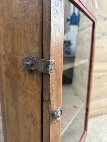 Vitrine murale art déco en teck birman avec patine dorigine