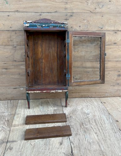 Vitrine murale art déco en teck birman avec patine dorigine