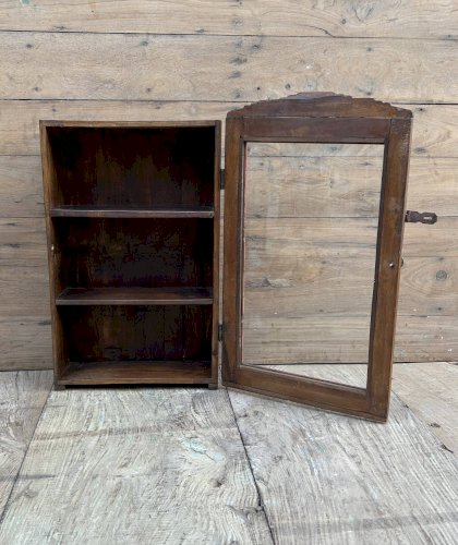 Vitrine murale art déco en teck birman avec patine dorigine