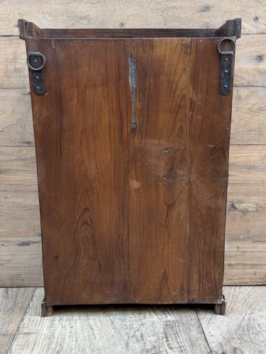 Vitrine murale art déco en teck birman avec patine dorigine