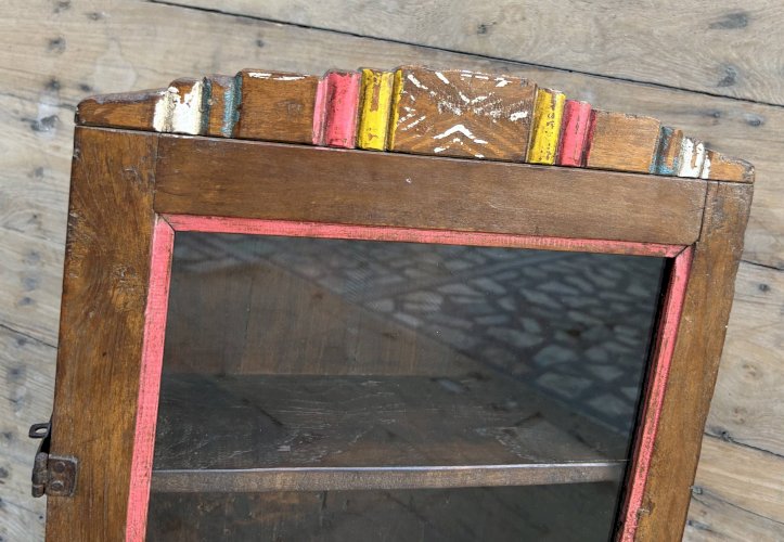 Vitrine murale art déco en teck birman avec patine dorigine