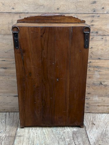 Vitrine murale art déco en teck birman avec patine dorigine