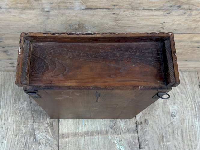 Vitrine murale art déco en teck birman avec patine dorigine