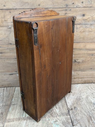 Vitrine murale art déco en teck birman avec patine dorigine