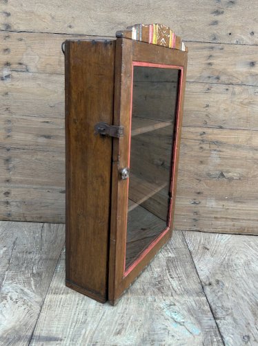 Vitrine murale art déco en teck birman avec patine dorigine