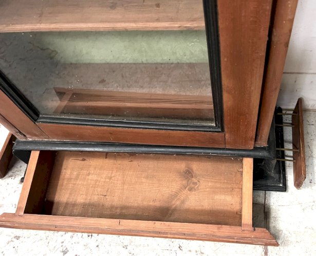 Vitrine murale de style Louis Philippe en bois naturel XIX siècle