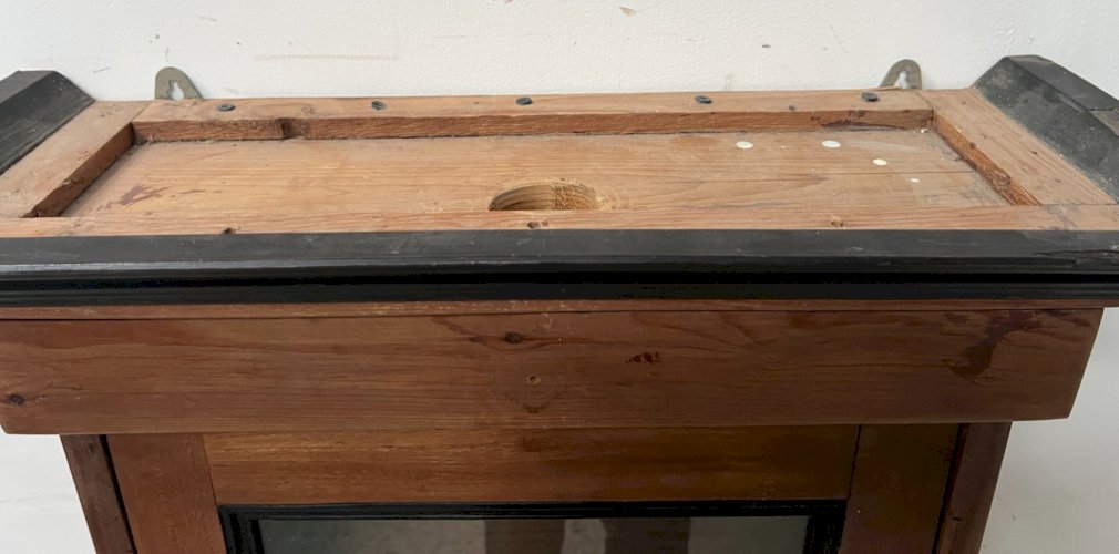 Vitrine murale de style Louis Philippe en bois naturel XIX siècle