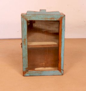 Vitrine murale en teck birman patine polychromée d’origine