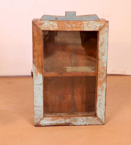 Vitrine murale en teck birman patine polychromée d’origine