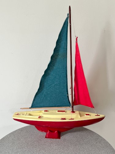 Voilier de bassin Giraud Sauveur modèle F27 série VP50, jouet vintage.