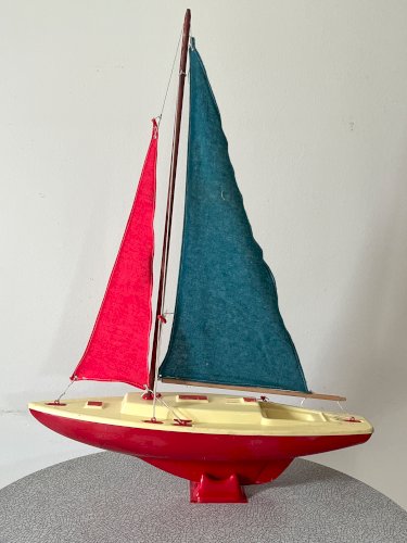 Voilier de bassin Giraud Sauveur modèle F27 série VP50, jouet vintage.