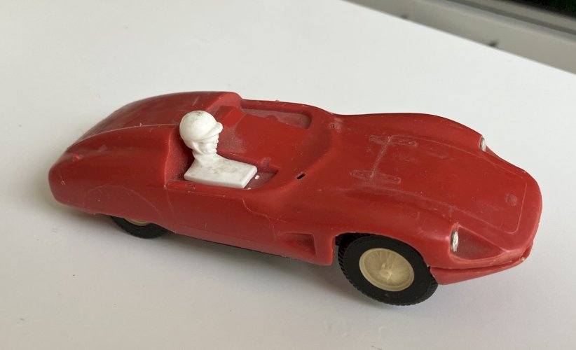 Voiture de Circuit 24 DB Panhard rouge a restaurer