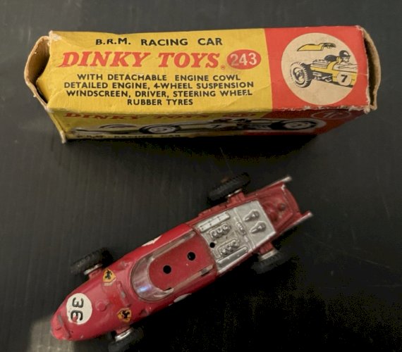 voiture Dinky Toys n° 242  FERRARI RACING CAR + boite 243 dans l'état