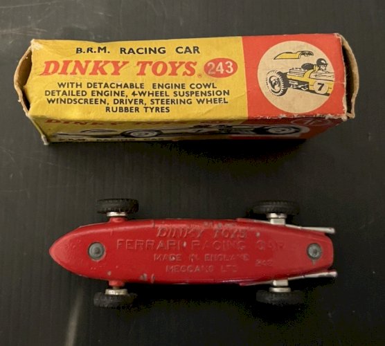 voiture Dinky Toys n° 242  FERRARI RACING CAR + boite 243 dans l'état