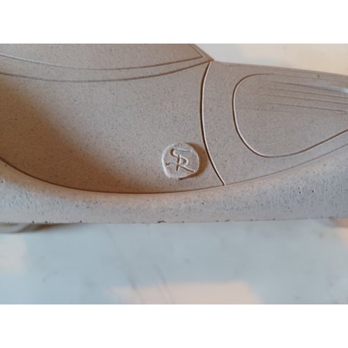 Voiture  Jaguar  en Pierre , travail de Compagnon .