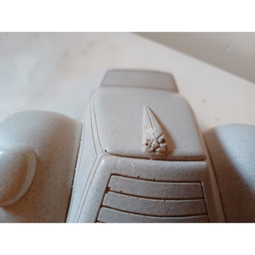 Voiture  Jaguar  en Pierre , travail de Compagnon .