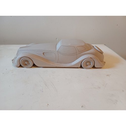 Voiture  Jaguar  en Pierre , travail de Compagnon .