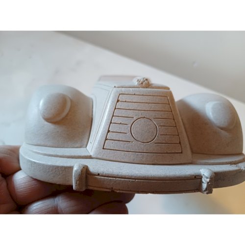 Voiture  Jaguar  en Pierre , travail de Compagnon .