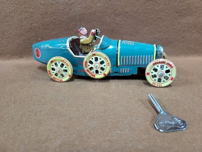 VOITURE JOUET EN TOLE BUGATTI BALLON CORPS A REMONTOIR AVEC SA CLEF