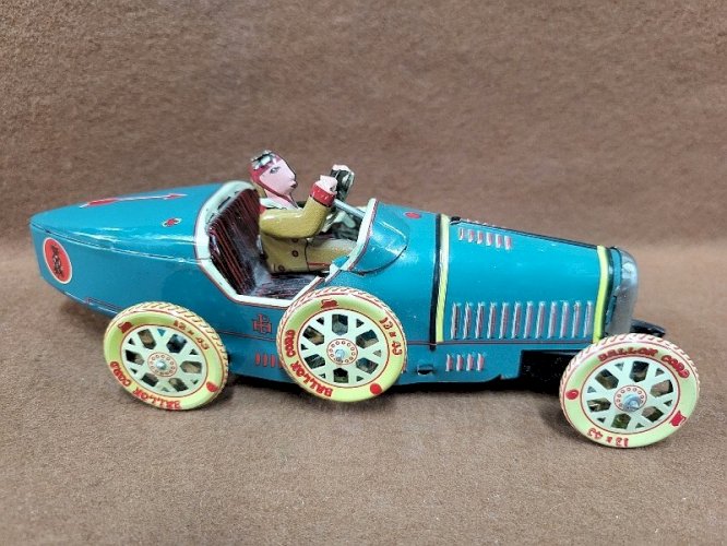 VOITURE JOUET EN TOLE BUGATTI BALLON CORPS A REMONTOIR AVEC SA CLEF