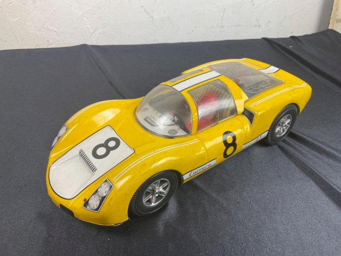 Voiture JOUSTRA PORSCHE CARRERA GT en tôle à friction.