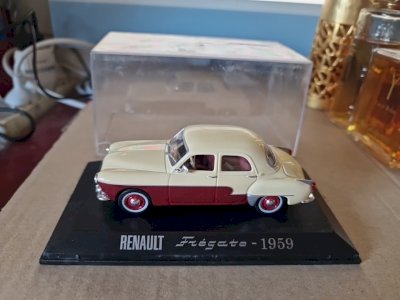 VOITURE RENAULT FREGATE 1959 UNIVERSAL HOBBIES RENAULT COLLECTION 1:43