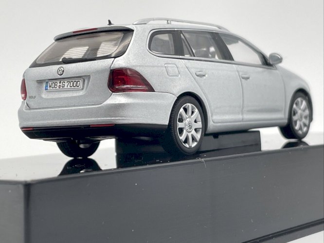 Volkswagen Golf Variant  1/43 AutoArt