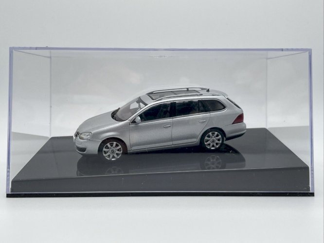 Volkswagen Golf Variant  1/43 AutoArt